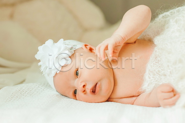아기 여자 여자아기한명만 한명 JPG 아웃포커스 앞모습 포토 해외이미지 꽃 눕기 머리띠 상반신 손짓 실내
