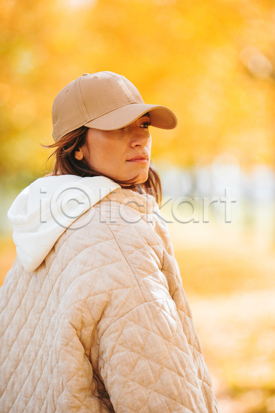 성인 성인여자한명만 여자 한명 JPG 포토 해외이미지 가을(계절) 가을풍경 공원 미소(표정) 숲 야외 응시 잡기
