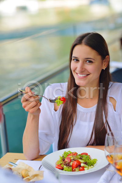 휴식 성인 성인여자한명만 여자 한명 JPG 앞모습 포토 해외이미지 들기 먹기 미소(표정) 바다 상반신 식당 식사 앉기 야외 여름(계절) 음식 커플