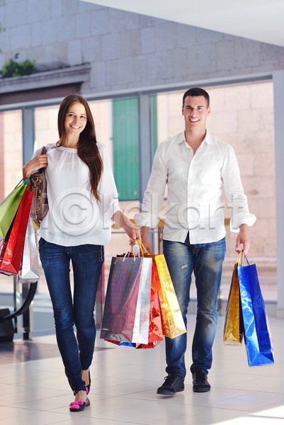 기쁨 행복 남자 두명 성인 성인만 여자 JPG 앞모습 포토 해외이미지 들기 라이프스타일 쇼핑 쇼핑몰 쇼핑백 전신 커플