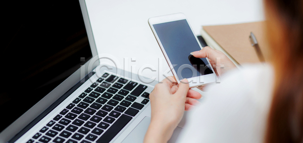 스마트 사람 성인 여자 한명 JPG 포토 해외이미지 공백 공책 관리 네트워크 노트북 디지털 라이프스타일 메시지 모니터 모바일 목업 배너 비즈니스 비즈니스우먼 사무실 스마트폰 스크린 어플리케이션 업무 우주 응시 인터넷 작업실 전화기 주택 직업 컴퓨터 키보드 타이핑 터치 통신 프리랜서 해외포토 핸드폰