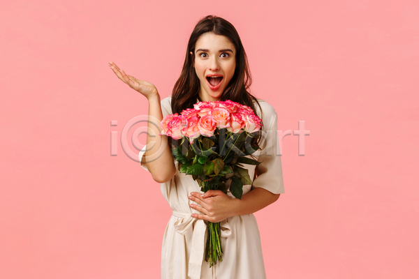 축하 흥분 성인 성인여자한명만 여자 한명 JPG 앞모습 포토 해외이미지 꽃 꽃다발 드레스 들기 분홍색 상반신 서기 손들기 실내 입벌림