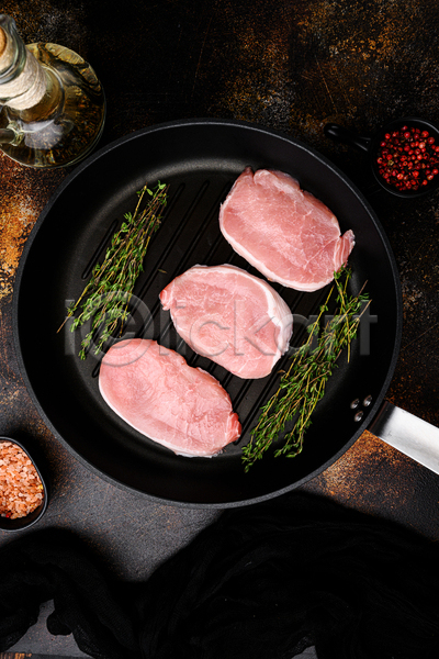 사람없음 JPG 포토 하이앵글 해외이미지 기름(음식) 돼지고기 백리향 생고기 식재료 프라이팬