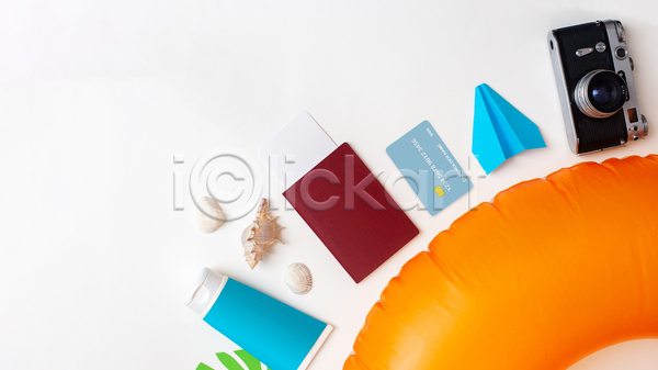 사람없음 JPG 포토 하이앵글 해외이미지 선크림 신용카드 실내 야자수잎 여권 여행 원형 조개껍데기 종이비행기 카메라 튜브 흰배경