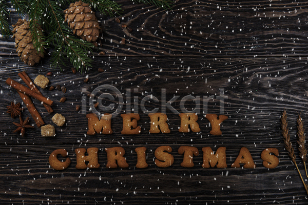 사람없음 JPG 포토 해외이미지 나무배경 메리크리스마스 솔방울 실내 영어 진저쿠키 쿠키 크리스마스