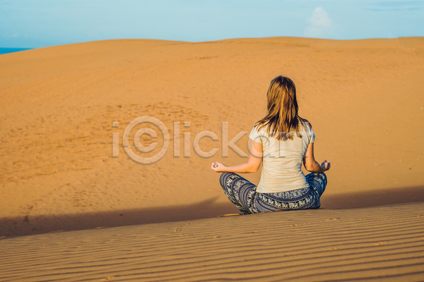 성인 성인여자한명만 여자 한명 JPG 뒷모습 포토 해외이미지 명상 사막 앉기 야외 전신 주간 풍경(경치)