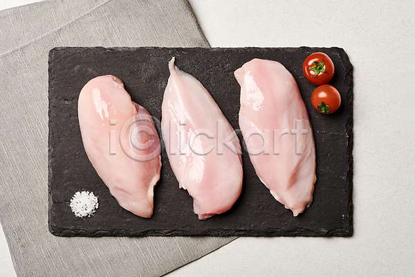 사람없음 JPG 포토 하이앵글 다이어트음식 닭가슴살 닭고기 돌판 방울토마토 부위 생고기 소금 실내 천(직물) 회색배경