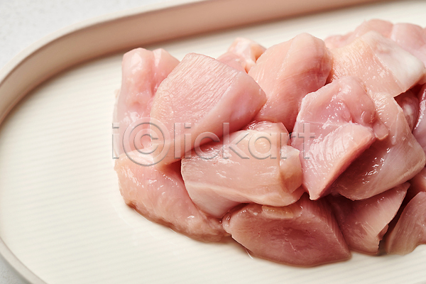 사람없음 JPG 근접촬영 아웃포커스 포토 닭가슴살 닭고기 부위 생고기 슬라이스 식재료 실내 접시 흰배경