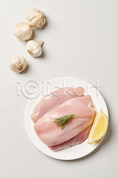 사람없음 JPG 포토 하이앵글 닭가슴살 닭고기 레몬 부위 생고기 실내 접시 통마늘 허브 회색배경