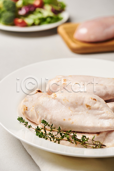 사람없음 JPG 아웃포커스 포토 굽기 나무도마 닭가슴살 닭고기 부위 샐러드 생고기 실내 접시 천(직물) 회색배경