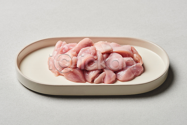 사람없음 JPG 포토 닭가슴살 닭고기 부위 생고기 슬라이스 식재료 실내 접시 회색배경