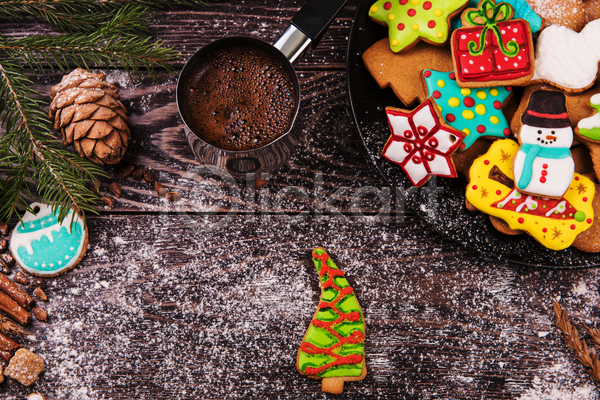 사람없음 JPG 포토 해외이미지 나무배경 실내 에스프레소 진저쿠키 쿠키 크리스마스 크리스마스트리모양쿠키