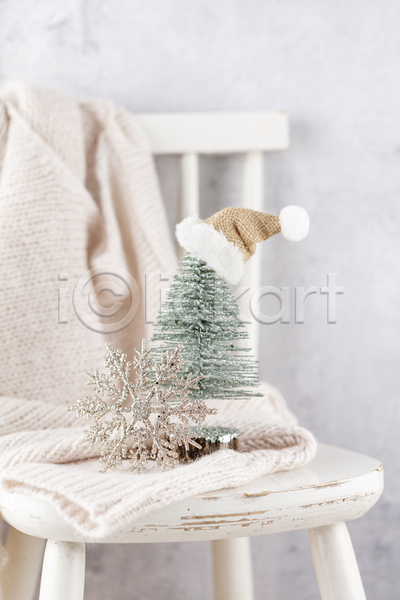 사람없음 JPG 포토 해외이미지 눈꽃 눈꽃무늬 눈송이 미니어처 미니트리 산타모자 실내 의자 크리스마스 크리스마스트리 흰배경
