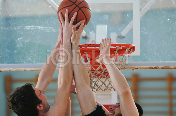 경쟁 청춘(젊음) 남자 두명 성인 성인남자만 JPG 포토 해외이미지 경기 농구 농구공 농구대 농구장 블로킹 상반신 손뻗기 슛 실내 점프