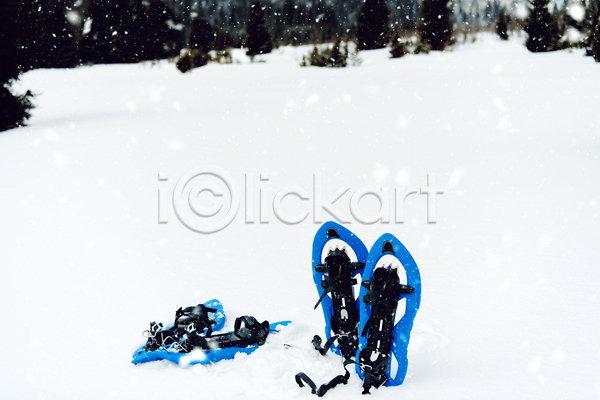 사람없음 JPG 포토 해외이미지 겨울 눈내림 등산 백그라운드 산 설산 설피 숲 야외 장비 주간 트래킹 풍경(경치) 하이킹