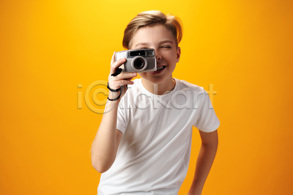 남자 서양인 소년 소년한명만 어린이 한명 JPG 앞모습 포토 해외이미지 노란배경 들기 상반신 실내 카메라