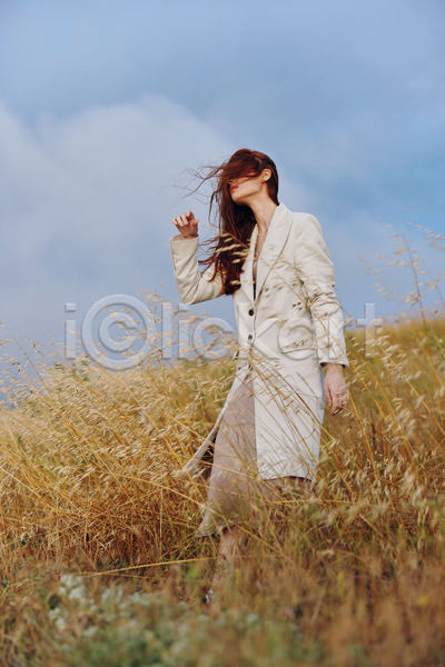 성인 성인여자한명만 여자 한명 JPG 옆모습 포토 해외이미지 가을(계절) 내추럴 밭 손짓 야외 자연 전신 주간 코트 하늘