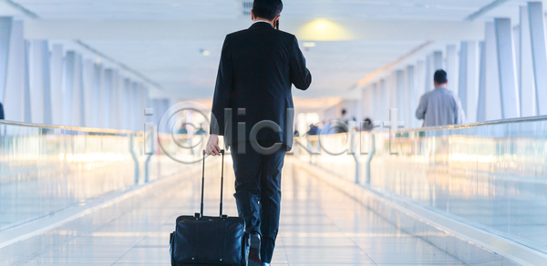 출발 남자 사람 사람없음 성인 JPG 포토 해외이미지 1 가방 건물 걷기 경영 공항 도착 리더 모바일 부름 비즈니스 비즈니스맨 비행기 세포 수하물 스마트폰 승객 실내 업무 여행 여행가방 여행객 역 유리 전화기 정장 정중 직업 짐 출퇴근 통근 해외포토 휴게실