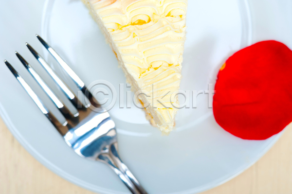 달콤 사람없음 JPG 포토 해외이미지 꽃잎 나무배경 생크림 장미 접시 조각 케이크 포크