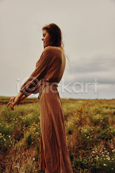 성인 성인여자한명만 여자 한명 JPG 옆모습 포토 해외이미지 가을(계절) 갈색 내추럴 밭 야외 원피스 자연 전신 주간 하늘