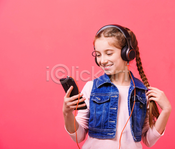 즐거움 백인 소녀(어린이) 소녀한명만 어린이 여자 한명 JPG 앞모습 포토 해외이미지 노래감상 들기 상반신 스마트폰 웃음 헤드셋