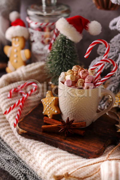 사람없음 JPG 아웃포커스 포토 해외이미지 나무도마 마시멜로우 산타모자 실내 지팡이사탕 코코아 쿠키 크리스마스 크리스마스용품