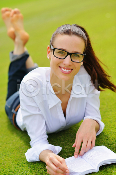 여유 성인 성인여자한명만 여자 한명 JPG 앞모습 포토 해외이미지 독서 맨발 미소(표정) 안경 엎드리기 자연 잔디 전신 책