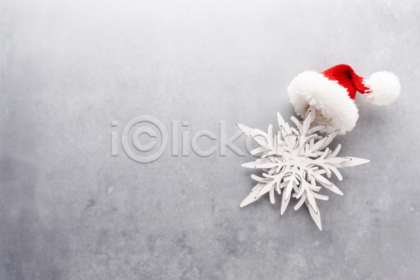 사람없음 JPG 포토 하이앵글 해외이미지 겨울 눈꽃 눈꽃무늬 눈송이 산타모자 실내 오브젝트 카피스페이스 크리스마스장식 회색배경