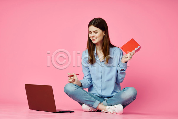 백인 성인 성인여자한명만 여자 한명 JPG 앞모습 포토 해외이미지 노트북 다이어리 들기 볼펜 분홍색 앉기 전신 컴퓨터