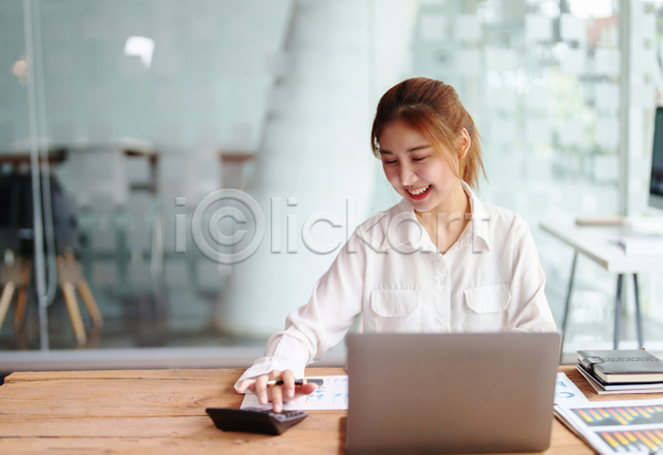 동양인 성인 성인여자한명만 여자 한명 JPG 포토 해외이미지 계산기 노트북 비즈니스 비즈니스우먼 상반신 앉기 응시