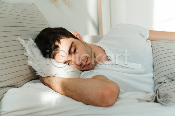 여유 휴식 남자 성인 성인남자한명만 한명 JPG 포토 해외이미지 눕기 라이프스타일 상반신 일상 잠 침구 침대 햇빛