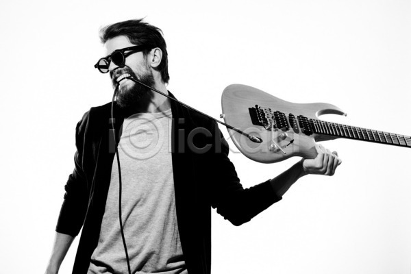 남자 성인 성인남자한명만 한명 JPG 앞모습 포토 해외이미지 흑백 기타 기타리스트 들기 락스타 로큰롤 물기(모션) 밴드(음악) 상반신 선글라스