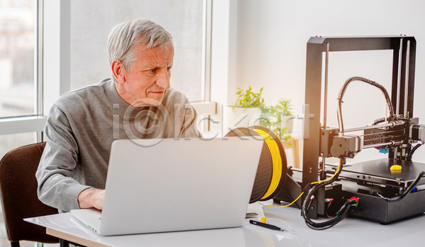 남자 노년 노인남자한명만 한명 JPG 앞모습 포토 해외이미지 3D프린터 4차산업 과학기술 기술자 노트북 상반신 실내 앉기 응시 인공 작업 제조