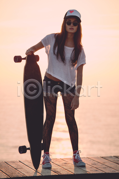 자유 청춘(젊음) 행복 성인 성인여자한명만 여자 한명 JPG 앞모습 포토 해외이미지 스케이터 스케이트보드 야외 여행 잡기 전신 하늘 해변 힙스터