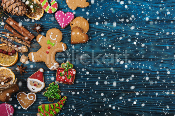 사람없음 JPG 포토 해외이미지 나무배경 산타모양 선물상자 실내 진저맨 진저쿠키 카피스페이스 쿠키 크리스마스