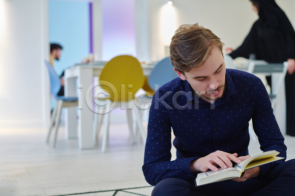 집중 남자 성인 성인남자한명만 한명 JPG 아웃포커스 앞모습 포토 해외이미지 독서 들기 상반신 앉기 책