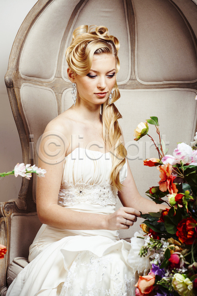 우아함 화려 성인 성인여자한명만 여자 한명 JPG 옆모습 포토 해외이미지 결혼 금발 꽃 드레스 모델 상반신 앉기 웨딩드레스 의자 포즈