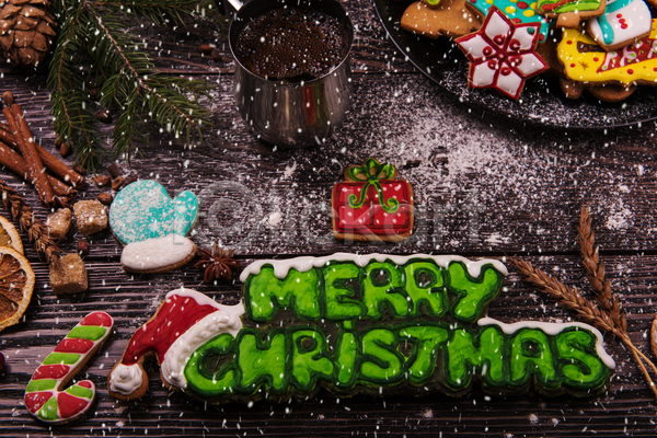 사람없음 JPG 포토 해외이미지 나무배경 메리크리스마스 선물상자 실내 진저쿠키 쿠키 크리스마스