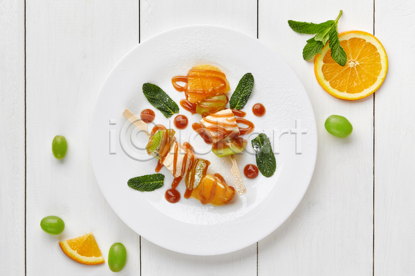 사람없음 JPG 포토 하이앵글 해외이미지 꼬치 나무탁자 민트 바나나 시럽 오렌지 원형 잎 접시 조각 캐러멜 키위 포도