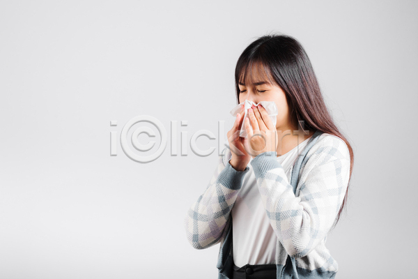 고통 추위 동양인 성인 성인여자한명만 여자 한명 JPG 포토 해외이미지 감기(질병) 감염 건강 기침 눈감음 들기 백그라운드 상반신 입가림 재채기 증상 질병 찡그림 코 화장지
