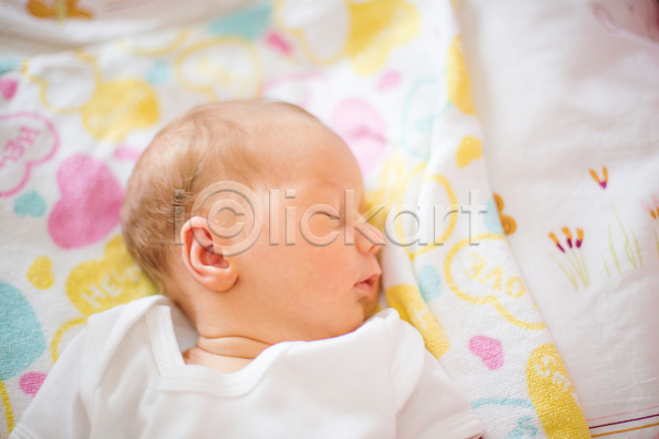 아기 한명 JPG 앞모습 포토 해외이미지 눈감음 눕기 상반신 신생아 실내 잠