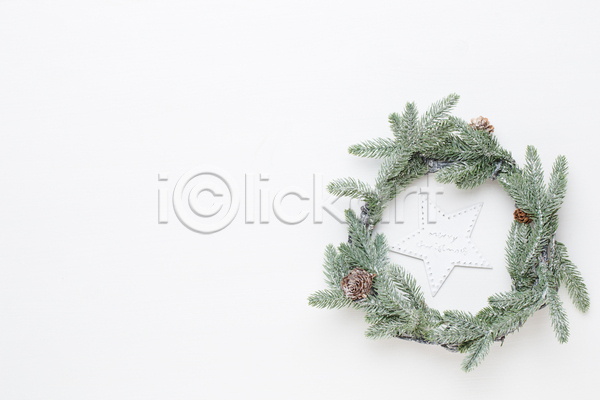 사람없음 JPG 포토 하이앵글 해외이미지 겨울 별 별모형 실내 오브젝트 카피스페이스 크리스마스리스 크리스마스장식 흰배경