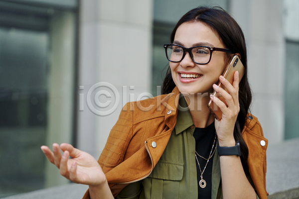 행복 성인 성인여자한명만 여자 한명 JPG 앞모습 포토 해외이미지 들기 라이프스타일 비즈니스 상반신 손짓 스마트폰 안경 야외 웃음 주간 통화