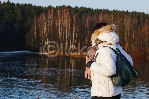 성인 성인여자한명만 여자 한명 JPG 옆모습 포토 해외이미지 겨울 매기 백팩 상반신 야외 주간 패딩 호수