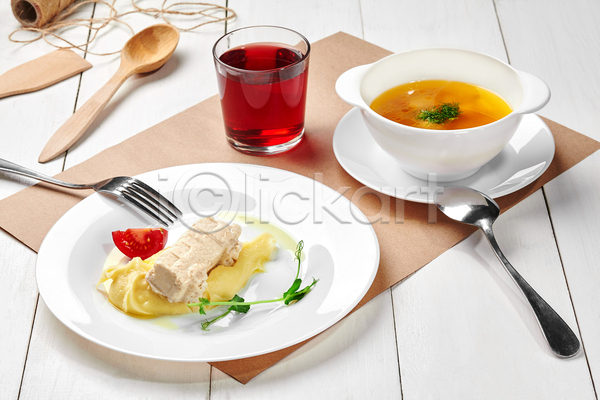 사람없음 JPG 포토 해외이미지 과일주스 그릇 나무숟가락 수프 식탁보 야채수프 점심식사 접시 치킨 토마토 포크