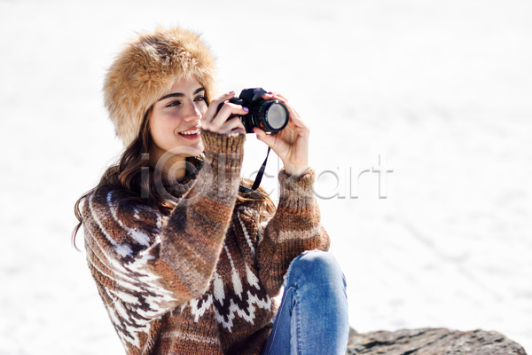 성인 성인여자한명만 여자 한명 JPG 옆모습 포토 해외이미지 겨울 들기 사진촬영 상반신 스웨터 야외 주간 카메라 털모자