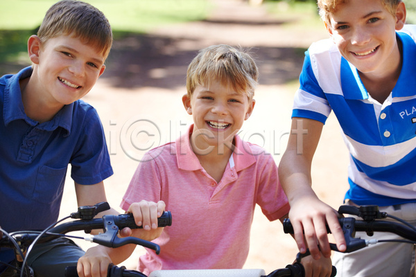 우정 즐거움 함께함 남자 남자만 세명 소년 어린이 청소년 JPG 아웃포커스 앞모습 포토 해외이미지 상반신 승차 야외 자전거 주간 친구