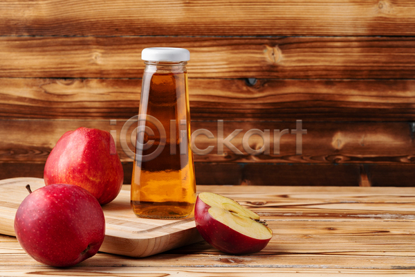 사람없음 JPG 포토 해외이미지 과일 과일주스 나무받침 나무배경 단면 사과 사과주스 실내