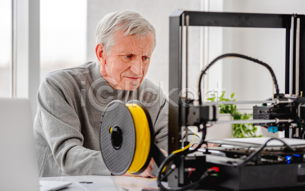 남자 노년 노인남자한명만 한명 JPG 옆모습 포토 해외이미지 3D프린터 4차산업 과학기술 기술자 상반신 실내 응시 인공 작업 제조