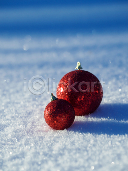 사람없음 JPG 아웃포커스 포토 해외이미지 겨울 눈(날씨) 두개 야외 오너먼트 주간 크리스마스장식
